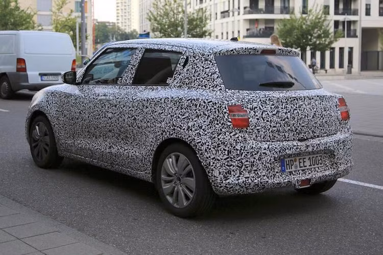 Ở phía sau Swift thế hệ mới cũng có nhiều thay đổi với nẹp nhựa ở cột C tạo cảm giác các cửa kính bên chạy nối liền với kính sau. Tay nắm cửa sau được chuyển lên kính, trong khi các đèn hậu to hơn so với Swift hiện tại. Swift mới cũng sẽ có chiều dài và chiều rộng lớn hơn, nhưng lại thấp hơn một chút so với thế hệ hiện tại.