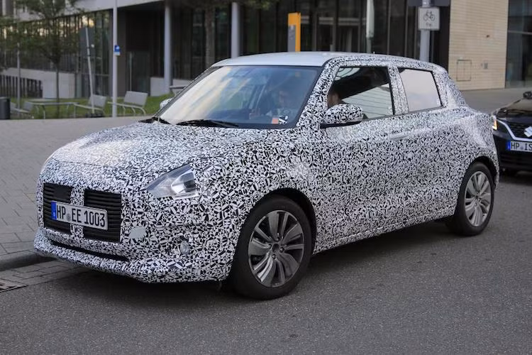 Từng nhiều lần bị rò rỉ thông tin trước đây, một lần nữa mẫu xe cỡ nhỏ Suzuki Swift mới lại bị bắt gặp trên đường phố Đức khi đang thử nghiệm để chuẩn bị cho ngày công bố chính thức. Swift thế hệ mới là một nửa trong chiến lược chinh phục phân khúc hatchback subcompact hạng B, bên cạnh chiếc Baleno đã ra đời trước.