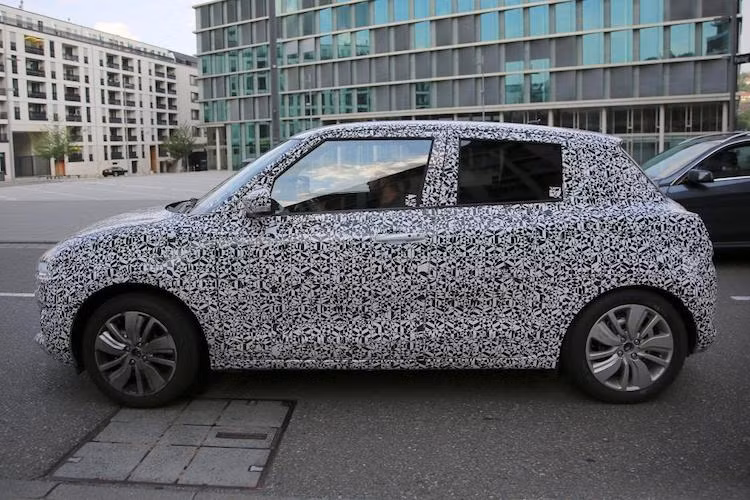 Dù được thiết kế lại hoàn toàn nhưng mẫu hatchback 5 cửa Suzuki Swift mới vẫn có "phom" khá giống với phiên bản hiện tại. Tuy nhiên, phần đầu và đuôi xe đã được thiết kế lại hoàn toàn. Trong đó, đầu xe lộ đầy vẻ cá tính và mạnh mẽ hơn với các khe hút gió lớn, lưới tản nhiệt hình thang và cặp đèn LED. Mặc dù vậy, phần đầu trước hơi quá dài so với đuôi, khiến chiếc xe trông không cân đối khi nhìn từ hai bên.