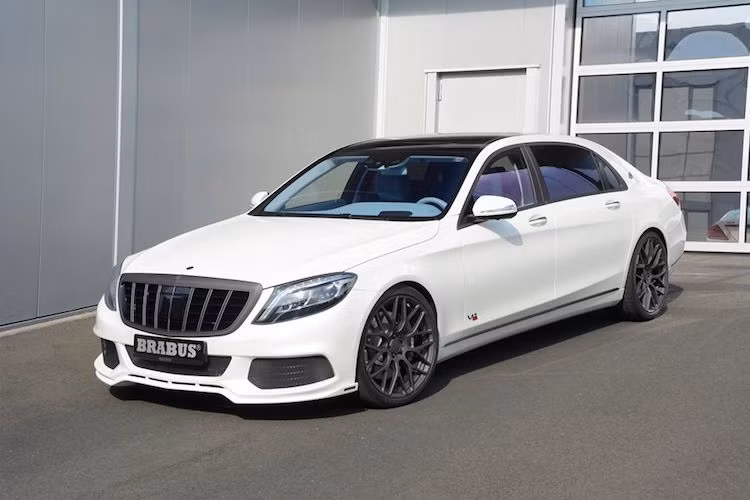 Giá khởi điểm của Brabus Rocket 900 Maybach chưa từng được công bố rộng rãi và chỉ được tiết lộ cho các khách hàng tiềm năng trực tiếp liên hệ để đặt hàng, nhưng một điều chắc chắn rằng chúng sẽ có giá đắt hơn rất nhiều so với Maybach S600 nguyên bản.