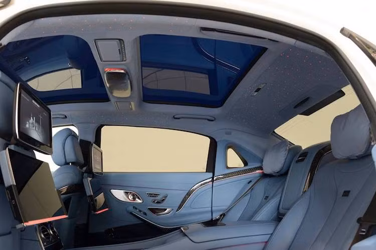 Những "fan" của dòng xe này có thể dễ dàng nhận ra những điểm mới ở hàng ghế sau như dàn đèn LED mô phỏng "bầu trời đầy sao" theo phong cách Rolls-Royce trên trần hay màn hình điều khiển cảm ứng trên bệ tì tay.