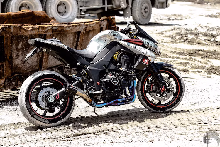 Để "làm mới" lại chiếc xe, một biker miền Nam đã trang trí nhẹ nhàng lại chiếc Z1000 của mình bằng cách dán lại toàn thân xe, đồng thời trang bị một số món đồ chơi vừa đẹp mắt, vừa tiện ích.