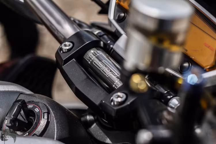 Bản thân ghi-đông nguyên bản của Kawasaki Z1000 đời cũ cũng đã được chủ xe thay bằng ghi-đông nhôm của hãng SEP, có màu đen chrome nổi bật và chắc chắn hơn ghi-đông nguyên bản.