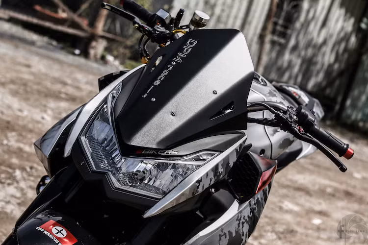 Ở phía trên phần đầu rất đặc trưng của Kawasaki Z1000 đời cũ, chủ xe đã thay cho chiếc xe chiếc "mào" chắn gió của DPM Race, hạn chế mệt mỏi do bị gió tạt ở những hành trình xa.