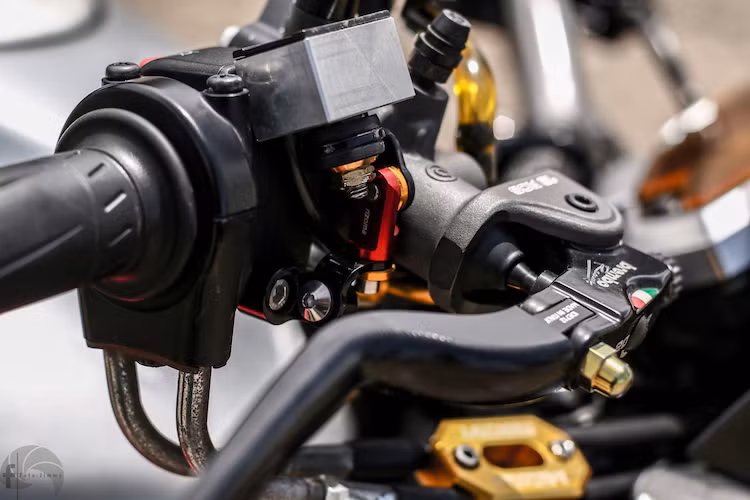 Cùm phanh nguyên bản của Z1000 cũng được nâng cấp thành loại Brembo RCS 19, đem lại cảm giác phanh an toàn và chính xác hơn, kèm theo tay phanh Brembo và bình dầu Rizoma. Trong khi đó, tay côn được thay bằng tay CRG.