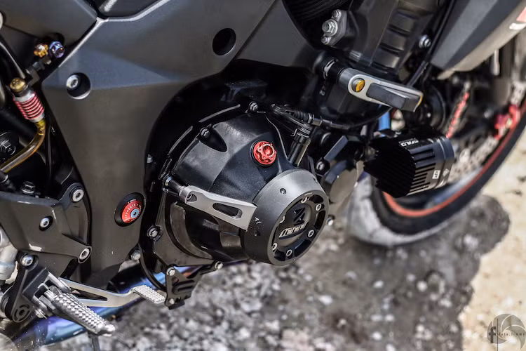 Khối động cơ 1043 cc nguyên bản của Z1000 được giữ nguyên, chỉ được bổ sung thêm bảo vệ lốc nồi CNC và nắp dầu kiểng. Nằm ngay bên cạnh động cơ là cặp đèn LED 4 bóng để có thể "đi tour" đêm an toàn hơn.