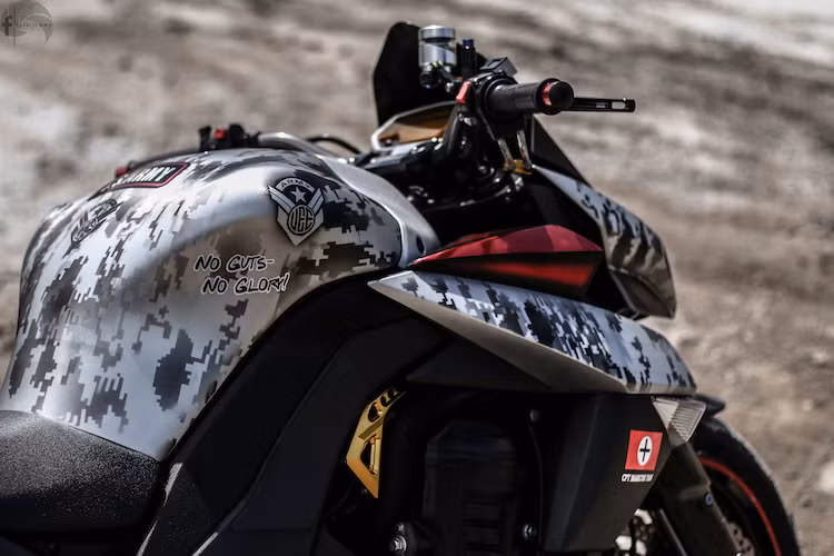 Toàn bộ dàn áo của chiếc xe nay đã được dán lại hoàn toàn trong lớp decal in hình "rằn ri" kỹ thuật số (digital camo) vừa "ngầu" vừa hiện đại. Một số logo và dòng chữ trên tấm decal khiến chiếc Z1000 mang phong cách của một chiếc máy bay chiến đấu hay xe tăng quân sự.