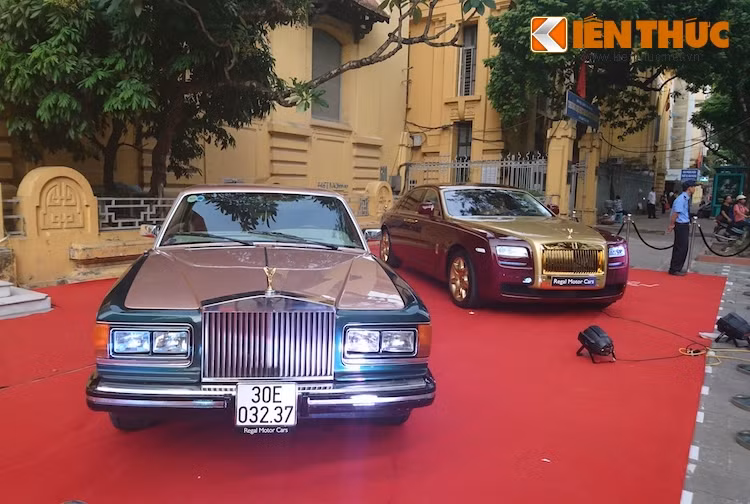 Tuy nhiên, đối với người yêu xe, 2 chiếc Rolls-Royce nằm bên "cánh phải" lại được chú ý nhiều hơn khi một chiếc là phiên bản Ghost đã được "thửa riêng" và chiếc còn lại là mẫu xe cổ Silver Spirit.