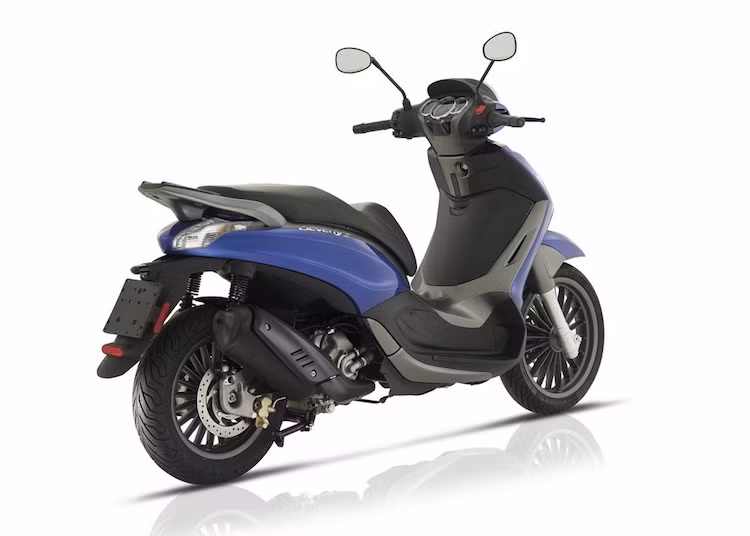 Phiên bản Beverly 350 Sport Touring sẽ có thêm những màu sắc là trắng-đen và bạc mờ-đen. Về thiết kế, Beverly 2016 không có gì thay đổi so với phiên bản cũ và trông khá giống với một dòng xe tay ga bánh lớn khác của Piaggio là Medley.