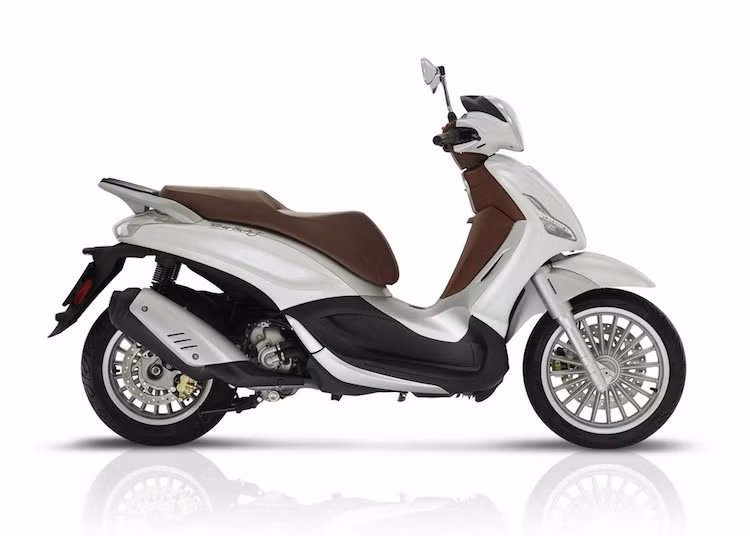 "Nhân tiện" nâng cấp động cơ, Piaggio cũng đồng thời bổ sung thêm nhiều tiện nghi và màu sắc cho Beverly. Trong đó, phiên bản Beverly 300 sẽ được bổ sung thêm màu trắng White Iceberg, bản 300S có thêm màu xanh dương Blue Sport, bạc mờ Silver Comet.