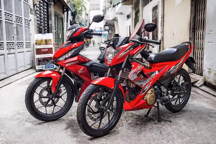 Về động cơ, dù cả 3 mẫu xe đều sử dụng máy 1 xi-lanh 150 cc nhưng chỉ có Raider và Winner được trang bị công nghệ 2 trục cam DOHC. Trong khi đó, Exciter chỉ được trang bị 1 trục cam SOHC. Mặc dù vậy, do cũng có 4 van nên Exciter đạt hiệu năng khá tương đồng với 2 mẫu xe còn lại.