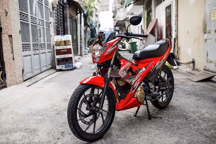 Trong 3 chiếc xe, Suzuki Raider có kiểu dáng gọn gàng và cá tính nhất khi gần như thoát khỏi thiết kế của một chiếc underbone truyền thống và khá gần với xe nam côn tay backbone do có cặp phuộc trước bắt thẳng lên chảng 3 và tay lái, không thông qua chảng chia. Suzuki gọi thiết kế của xe là Hyper Underbone nhưng kiểu dáng này cũng khiến cho Raider trở nên "kén" đối tượng người dùng nhất do quá cá tính.