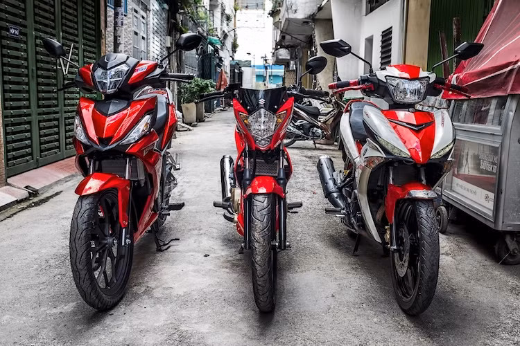 Về giá bán, Winner 150 hiện có giá khởi điểm tại thị trường Việt Nam là 45,49 triệu, Yamaha Exciter bắt đầu từu 44,99 triệu trong khi dù ra mắt từ khá lâu nhưng Suzuki Raider 150 vẫn có giá lên tới 47,69 triệu đồng.