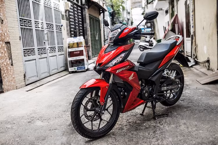 Mới ra mắt nhưng Honda Winner 150 đã nhận được cả lời khen lẫn lời chê với thiết kế. Trong khi nhiều người chơi xe cho rằng kiểu dáng tổng thể của mẫu xe này khá giống với Wave RSX thì một số người khác lại bị ấn tượng trước thiết kế sắc sảo, nhiều tầng lớp của Winner. Dù vẫn sử dụng lốp sau như Exciter nhưng do bản mâm hẹp nên bánh của Winner không "nở" bằng.