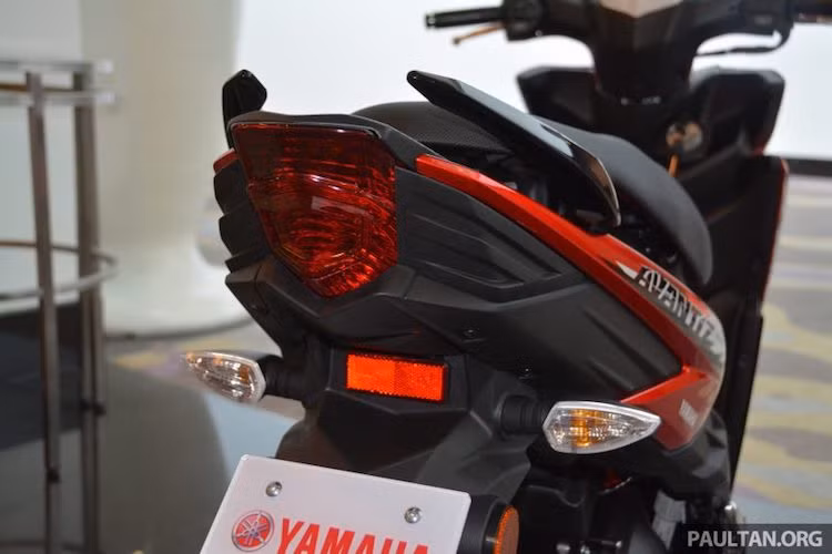 Phần đuôi xe cũng được thiết kế cá tính với các tấm nhựa đen cứng bao quanh đèn hậu nhỏ gọn. Giống như Exciter 150, đèn xi-nhan phía sau Ego Avantiz được đặt ở dè thay vì tích hợp cùng cụm đèn hậu.