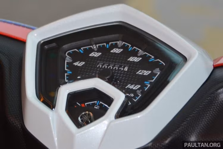 Do có giá rẻ nên bảng đồng hồ của Ego Avantiz 2016 cũng sở hữu thiết kế khá đơn giản với toàn bộ các đồng hồ chỉ báo đều sử dụng cơ. Mặc dù vậy, chiếc xe cũng vẫn được trang bị ổ khóa từ khá cao cấp ở bên dưới.