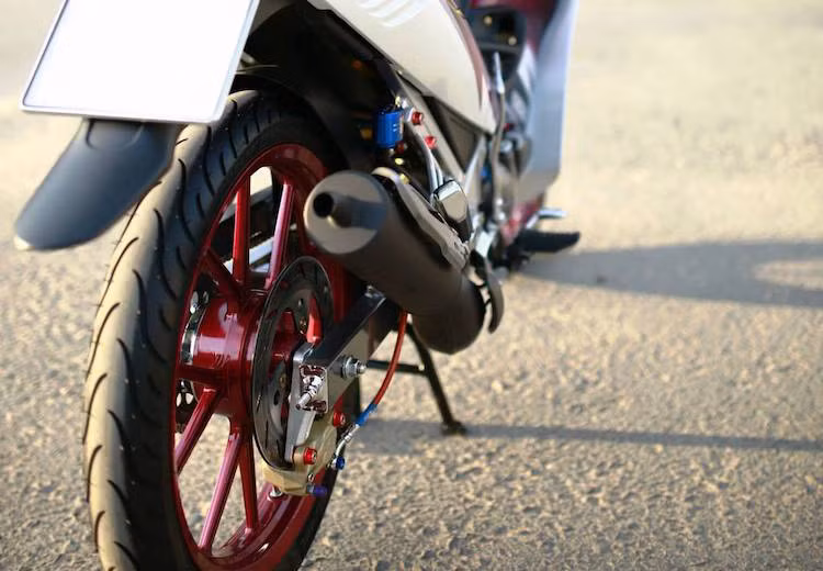 Ở bánh sau, chiếc Z125 cũng được nâng cấp "dàn chân" tương tự như bánh trước với mâm Daytona, lốp Michelin và heo Brembo 2 pis đối xứng bắt ngược nhờ pát nhôm CNC đặc chế.