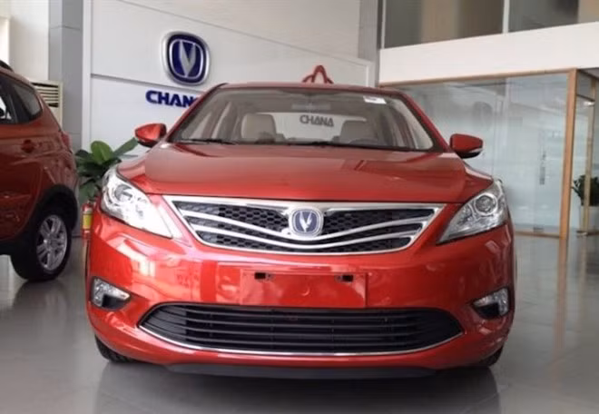 Chỉ có thế mạnh duy nhất là giá rẻ, chiếc xe này được chế tạo với công nghệ "cổ lỗ" thập niên 80-90 của Thế kỷ trước và có kiểu dáng xấu xí, nhái phần đầu của Toyota Prado thế hệ cũ và phần thân cục mịch.