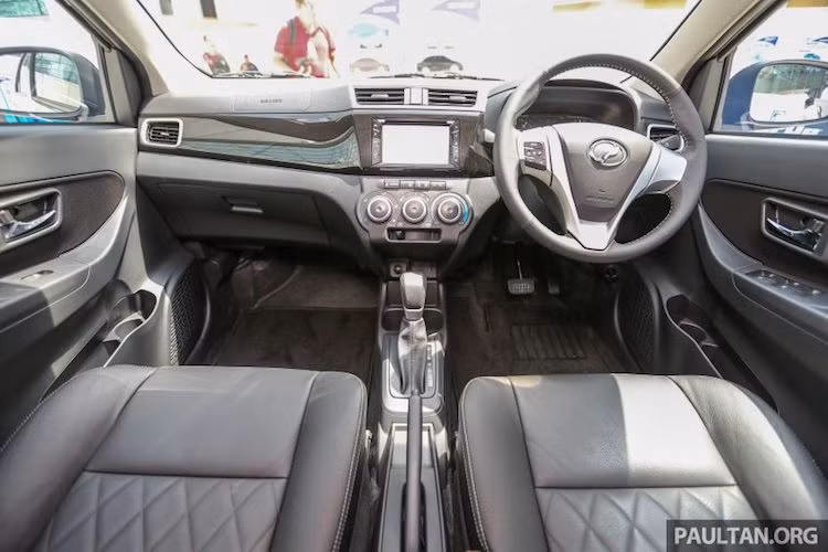 Nội thất của Bezza cũng đã được Perodua thiết kế theo hướng giản dị nhưng hữu dụng. Trên phiên bản cao cấp nhất, chiếc xe sở hữu cabin khá sang trọng và nhiều tiện nghi với các ghế bọc da được chần chỉ đẹp mắt kèm theo màn hình cảm ứng với hệ thống thông tin giải trí có khả năng kết nối điện thoại qua Bluetooth.