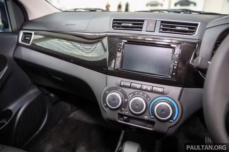 Hệ thống thông tin giải trí của xe cũng được tích hợp cả tính năng định vị vệ tinh. Những trang bị tiện ích và an toàn khác là khởi động không cần chìa, cốp mở từ xa, camera lùi phía sau, 2 túi khí trước, hệ thống hỗ trợ khởi động lên dốc và hệ thống ổn định cân bằng VSC, giúp Bezza được đánh giá an toàn tới 5 sao bởi tổ chức ASEAN NCAP.