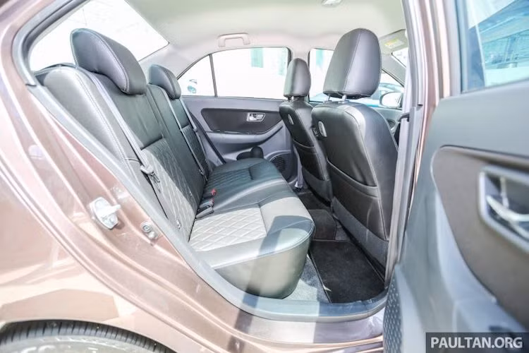 Hàng ghế sau của Bezza có không gian tương đối thoải mái với khổ người châu Á, với khoảng trống trên đầu tương đối lớn dù khoảng để chân hơi chật với người cao. Do có giá rẻ nên chiếc xe không được trang bị khe gió điều hòa cho hàng ghế sau.