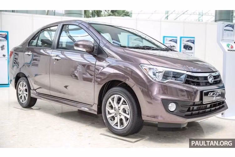 Perodua sẽ bán Bezza với 2 phiên bản động cơ là 1.0 và 1.3 lít. Cả 2 phiên bản động cơ này đều dùng máy của Toyota với công nghệ VVT-i, được trang bị hộp số sàn 5 cấp hoặc tự động 4 cấp tùy từng phiên bản. Phiên bản 1.0l có công suất 67 mã lực/91 Nm trong khi bản 1.3l mạnh 94 mã lực/121 Nm.