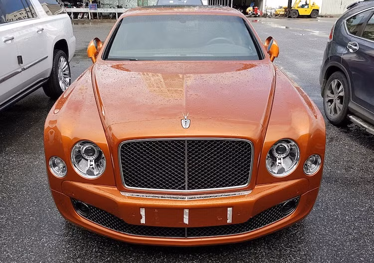 Có vẻ như trong năm 2016, Bentley Mulsanne Speed đang trở thành dòng xe siêu sang được các "đại gia" Việt ưa chuộng khi từ cuối năm 2016 tới nay, những chiếc xe này đã liên tục được nhập về Việt Nam. Vừa qua, một cặp đôi Bentley Mulsanne Speed với màu "độc" là cam và xanh đậm cũng đã vừa về tới chi cục hải quan Bắc Hà Nội.
