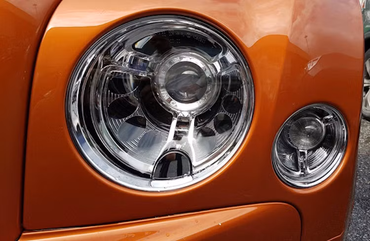 Trong đó, cặp đèn pha kép của Mulsanne Speed vẫn có thiết kế như trên phiên bản thường, tuy nhiên sử dụng chóa có màu khói thay vì mạ bóng như Mulsanne.