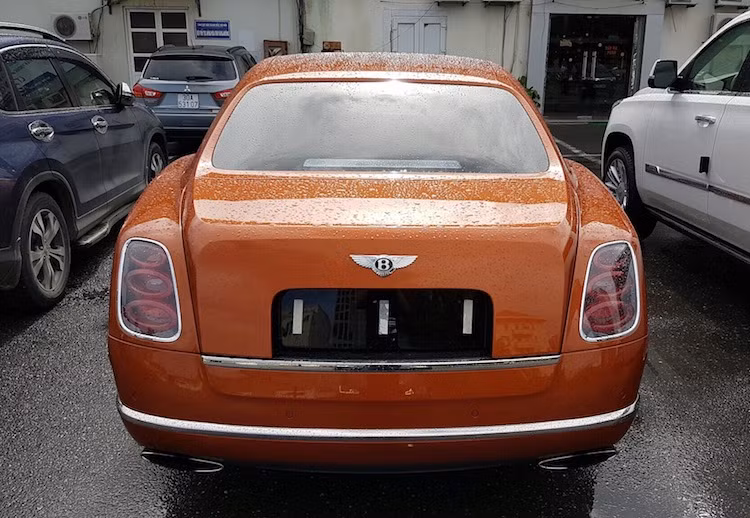 Cặp đôi Mulsanne Speed mới về Hà Nội là chiếc thứ 5 và thứ 6 xuất hiện tại Việt Nam. Vào cuối năm ngoái, chiếc đầu tiên màu xám lông chuột đã được nhập chính hãng về Việt Nam và giao cho một đại gia có tên Thanh Long. Sau đó vào cuối tháng 4 vừa qua, chiếc thứ 2 với màu xanh dương cực "độc" đã được một cửa hàng nhập khẩu xe tư nhân đưa về.