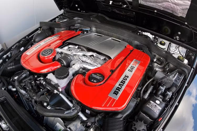 Ở dạng nguyên bản, G500 4x4² vốn đã là một mẫu xe offroad mạnh mẽ nhờ khối động cơ V8 tăng áp kép 422 PS từ siêu xe AMG GT. Tuy nhiên sau khi "qua tay" Brabus, chiếc xe đã đạt công suất tối đa 500 PS và mô-men xoắn cực đại 710 Nm.