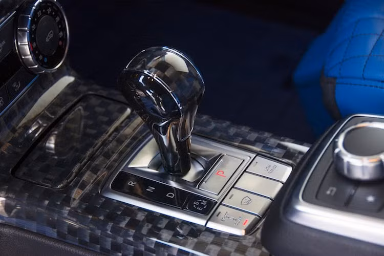 Ngoài phần lớn các chi tiết màu xanh, một số tấm ốp trang trí nội thất cùng các pedal của chiếc xe được làm bằng sợi carbon hoặc nhôm là có màu khác. Rất may mắn, nếu như không thích màu xanh, chủ xe cũng có thể yêu cầu hãng độ Brabus bọc nội thất màu khác theo ý muốn của mình.