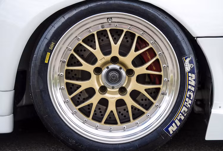 911 GT2 Evo cũng là chiếc xe với động cơ tăng áp cuối cùng của Porsche được làm mát bằng không khí. Với hộp số sàn 6 cấp, xe có khả năng tăng tốc từ 0-100 km/h trong 3,9 giây và tốc độ tối đa đạt 301 km/h.