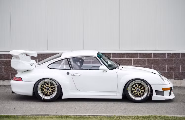 Tuy nhiên theo thể lệ của các giải đua, hãng sản xuất phải tạo ra một số lượng xe nhất định để bán cho khách hàng, dẫn tới việc đã có 57 chiếc 911 GT2 phiên bản "đường phố" từng được Porsche chế tạo. Trong số 57 chiếc xe này, chỉ có 11 chiếc thuộc phiên bản Evo đỉnh cao được sản xuất vào duy nhất năm 1995.