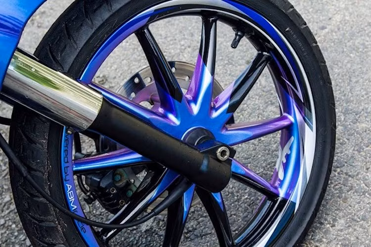 Cặp mâm nguyên bản của xe cũng đã được sơn lại các màu xanh và đen kết hợp, cùng với các họa tiết màu trắng nổi bật. Do chủ xe làm trong ngành hàng không nên chiếc Liberty đã được trang trí bằng cách hình ảnh máy bay.