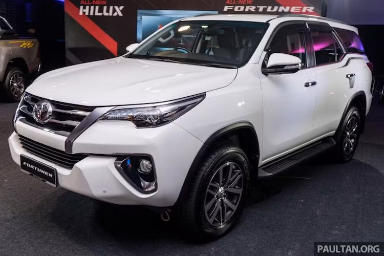 Được ra mắt nhằm thay thế cho thế hệ đầu tiên đã có mặt từ năm 2005, Toyota Fortuner 2016 thế hệ mới đã được Toyota ra mắt lần đầu cách đây 1 năm tại Thái Lan. Theo ông Hiroki Nakajima - kỹ sư trưởng của dự án Fortuner thế hệ mới, chiếc xe đã được nâng cấp toàn diện để trở nên cao cấp hơn hẳn so với "người anh em" Hilux.