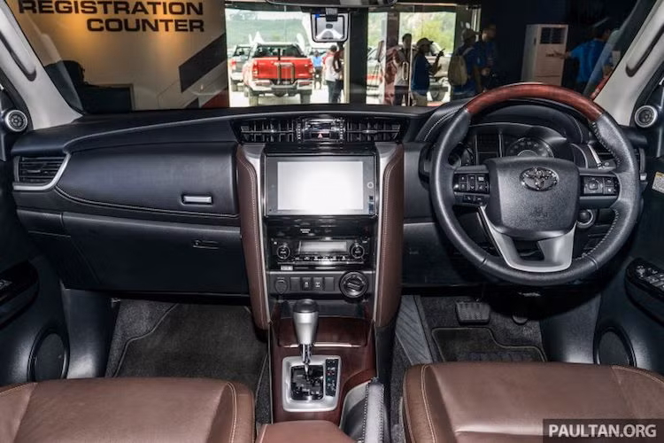 Dù có cách bố trí các chi tiết y hệt như Hilux, nhưng bảng táp-lô của Fortuner thế hệ mới lại được thiết kế hoàn toàn khác biệt, khiến chiếc xe trông cao cấp hơn hẳn. Nổi bật trên bảng điều khiển trung tâm là hệ thống thông tin giải trí với màn hình 8 inch, trong khi bảng đồng hồ Optitron của xe cũng có một màn hình 4 inch tương tự Camry.