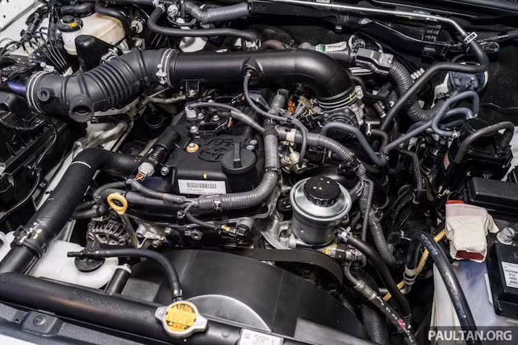 Tùy từng thị trường, Fortuner thế hệ mới có thể được trang bị tới 5 loại động cơ, trong đó có 3 loại động cơ diesel gồm 2.4l 4 xi-lanh (149 hp/343-400 Nm), 2.8l 4 xi-lanh (177 hp/420-450 Nm), 3.0l 4 xi-lanh (163 hp/343-360 Nm). Các lựa chọn động cơ xăng gồm 2.7l 4 xi-lanh (160 hp/246 Nm) và 4.0l V6 (278 hp/376 Nm).