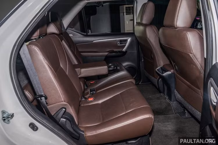 Có đẳng cấp hơn hẳn so với Hilux, phiên bản cao cấp của Fortuner cũng sở hữu nội thất bọc da xịn ở tất cả các ghế ngồi cùng một số chi tiết trong nội thất. Hàng ghế sau của xe có cửa gió điều hòa độc lập, có thể gập lưng 60/40 và chỉnh tay.