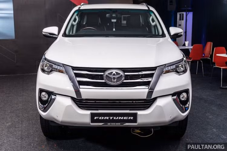 Giống như Hilux, Fortuner cũng được thiết kế theo ngôn ngữ "Keen Look" sắc sảo hơn thế hệ trước, nhằm đem tới vẻ đẹp vừa "lạnh lùng", vừa khỏe khoắn. Trong đó, "bộ mặt" của chiếc xe đã gây ấn tượng bởi thiết kế lưới tản nhiệt mới với các thanh chrome to bản, kèm theo 2 đèn pha projector kết hợp bóng LED sắc sảo, khiến Fortuner trông "sang" như Lexus.