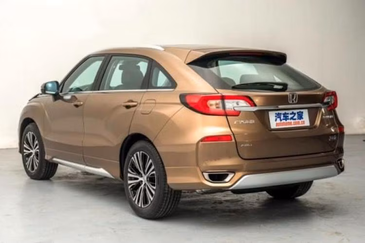 Phần mui của chiếc xe đổ dốc về phía sau theo phong cách xe coupe, khiến cho Avancier có phần nào đó khá giống Bentley Bentayga và trở nên thể thao hơn các đối thủ cùng phân khúc.