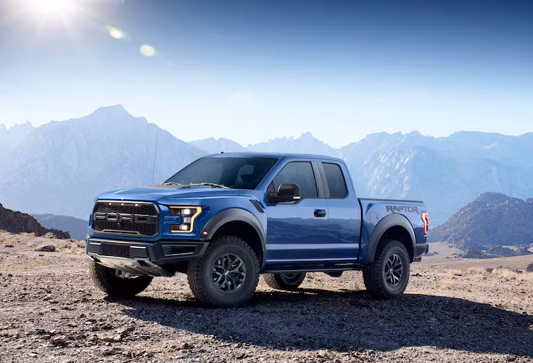 Được bán với 2 kiểu thân xe là cabin đơn và kép (Super Crew), sự khác biệt duy nhất giữa 2 phiên bản F150 Raptor thế hệ mới này đó là chiều dài trục cơ sở của bản cabin kép sẽ tăng thêm 30,48 cm và thân xe có thêm 2 cửa sau.