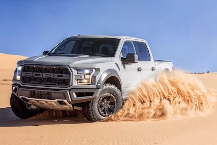 Là một mẫu xe bán tải offroad, đương nhiên F150 Raptor phải sở hữu hệ thống dẫn động 4 bánh. Ngoài ra, hộp số 10 cấp tự động đảm nhận việc điều khiển tốc độ động cơ. Theo tài liệu vừa rò rỉ của Ford, phiên bản F150 Raptor cabin đơn sẽ có giá khởi điểm từ 49.250 USD (tương đương 1,1 tỷ đồng), trong khi bản cabin kép có giá 52.905 USD (tương đương 1,17 tỷ đồng).