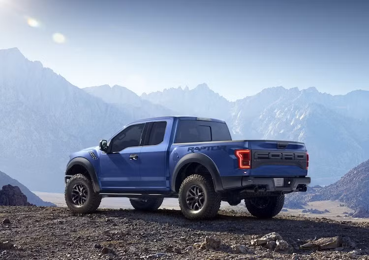 Dựa trên cơ sở thế hệ xe bán tải F150 mới nhất, F150 Raptor cũng được hưởng lợi từ cấu trúc thân bằng nhôm, giúp giảm hơn 220 kg trọng lượng so với thế hệ trước.