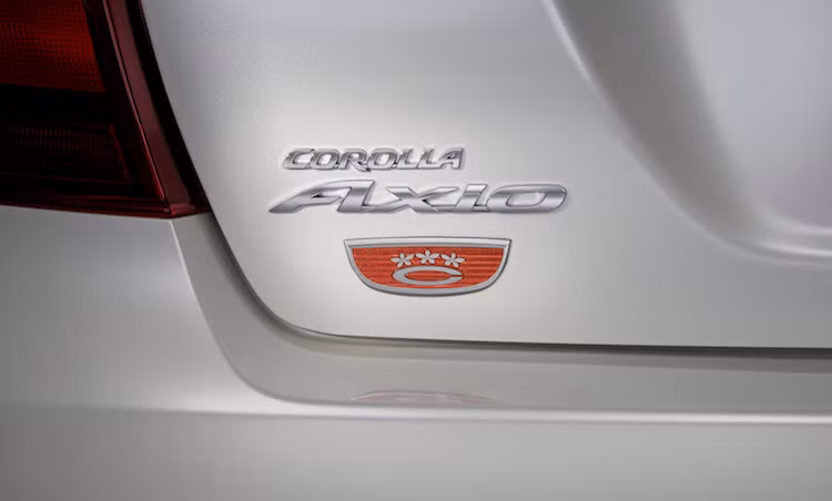 Hai điểm đặc biệt của phiên bản này bao gồm những lựa chọn màu sơn đặc biệt là trắng ngọc trai (Pearl White) và đen mica (Black Mica), cùng với logo hình tràng hoa ở phía sau nắp khoang hành lý. Đây là logo từng xuất hiện trên thế hệ Corolla đầu tiên, tượng trưng cho tên gọi của xe (Corolla trong tiếng La Tinh nghĩa là "tràng hoa").