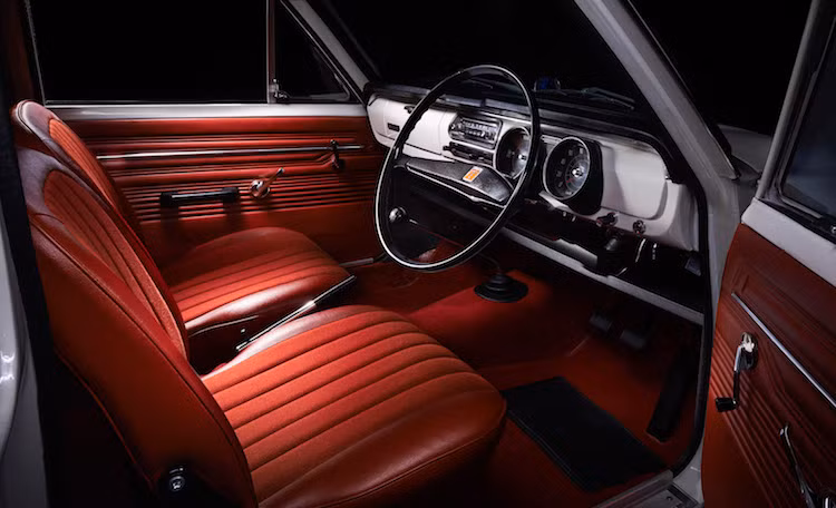 Những thế hệ Corolla đầu tiên sử dụng hệ dẫn động cầu sau, nhưng kể từ thế hệ thứ 5 (1983-1987) tới nay, Corolla luôn dẫn động cầu trước với một số ít phiên bản dẫn động 4 bánh. Hiện tại, Toyota đang ở thế hệ thứ 11, trong đó phiên bản toàn cầu của xe có tên mã E170, được ra mắt vào năm 2013. Phiên bản Corolla Axio bán ở Nhật có tên mã E160 và ra mắt từ năm 2012.