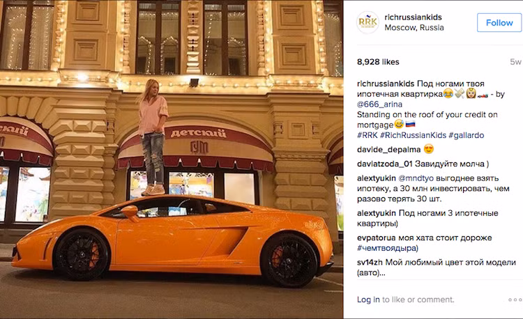 Trong khi đó, cô nàng này lại đứng trên chiếc Lamborghini Gallardo LP560-4 tại một dãy các cửa hàng hạng sang ở thủ đô Matxcơva.