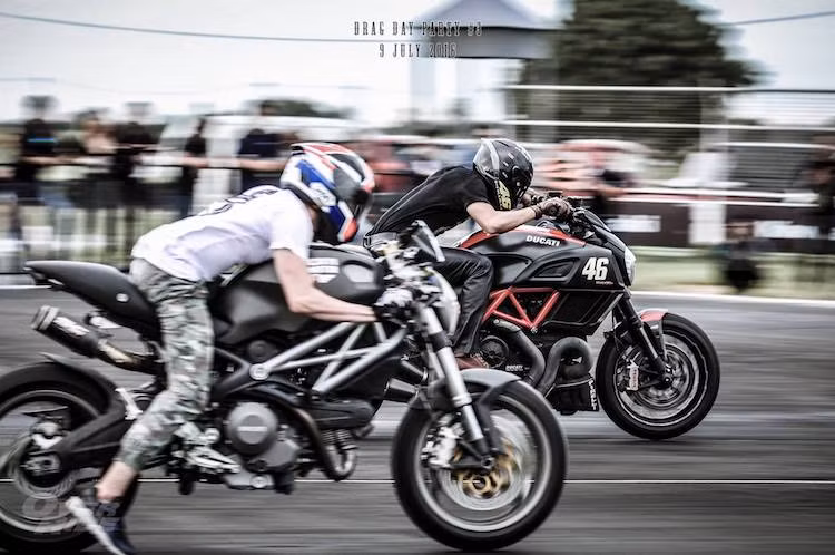 Một cặp thi đấu không "cân sức" giữa Ducati Monster 696 và Ducati Diavel Carbon S Carbon.