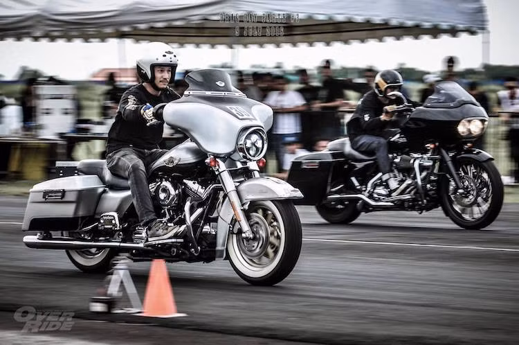 ... Một số dòng xe vốn dành cho đường trường như Street Glide hay Road Glide cũng xuất hiện trên đường đua.