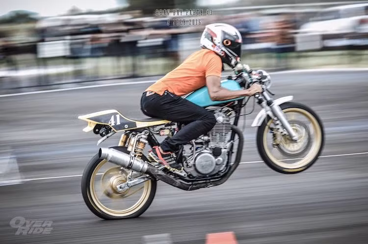 ... Tới những mẫu xe "phân khối nhỡ" như Yamaha SR400 được "đặc chế" để đi đua drag.