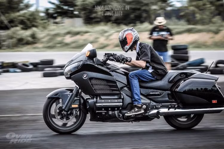 Với thể lệ hoàn toàn tự do, người xem cũng có dịp chứng kiến những dòng xe tưởng chừng như không bao giờ được đem tới đường đua Drag tại Drag Day Party, chẳng hạn như chiếc Honda Goldwing "khổng lồ" này.